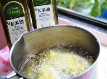 step4: 取用適量的【黃金玄米油】加熱後，將鱈魚片輕放入鍋油炸製金黃即可起鍋