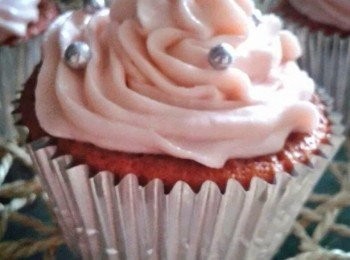 step1: 用電動攪拌器先將奶油攪打1分鐘，加入已過篩的糖霜，攪打至顏色變淡及呈乳霜狀，再加入香草精拌勻，也可加食用色素，然後裝入有星口擠花嘴的擠花袋內，擠出想要的花紋，再加上各種裝飾即成！