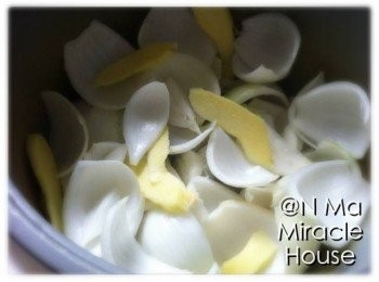 step3: Put onions and ginger into the rice cooker.