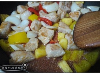 step6: 再倒入所有的<span class="group_2">調味料</span>燴煮。