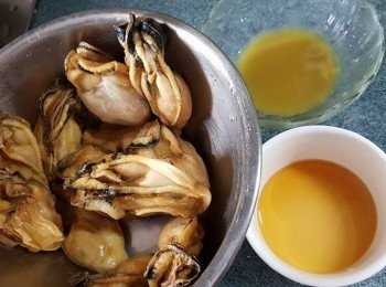 step16: 如果唔食素,亦可以用蠔豉代替麵筋,先將蠔豉浸2小時以上浸軟,再沖洗乾淨,用1湯匙薑汁,1湯匙紹興酒拌勻,再用大火蒸15分鐘,炆時間用麵筋方法一樣