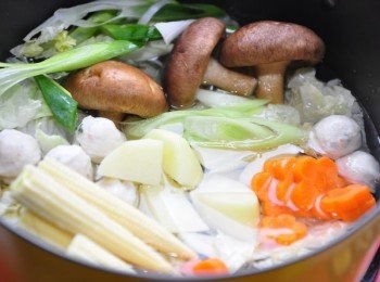 step3: 少許油先將白菜略炒過，再將全部<span class="group_1">食材</span>(豆腐除外)放入鍋中並加入適量的冷水大火滾煮