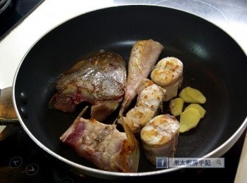 step2: 鍋中燒熱1湯匙油，放入薑片和魚塊，把魚煎至兩面金黃後，放入煲湯袋扎好。