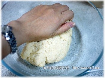step1: 1 將全部材料混合後，用手掌心力量，搓柔麵團至均勻混合即可