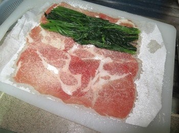 step4: 在平底鍋放適量油，把肉捲並列，煎熟一邊後才反轉煎另一面
煎好後切件放上碟上