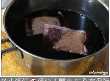 step2: 選用有點深度的湯鍋，才可使西洋梨完全浸泡在紅酒中燉煮，倒入整瓶的紅酒先讓香料包浸泡吸收一下紅酒