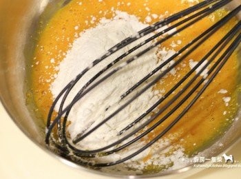 step2: 再倒入過篩的低筋麵粉+玉米粉，拌勻。