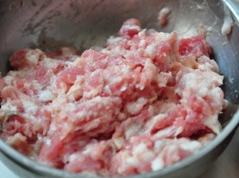 step2: 塑成一個半圓型置於盤中