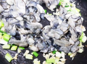 step2: 倒入鮮蚵一起炒勻加入適量調味料