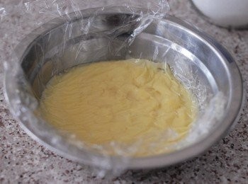 step5: 將卡士達醬倒入碗內，浸一盤冰水使其降溫，直接蓋上保鮮紙，徹底待涼後便可使用