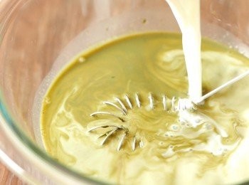 step9: 加入剩下的牛奶和淡奶拌勻。