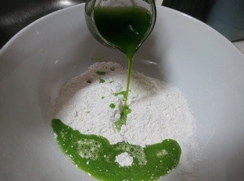 step8: 香蘭水和粉的比例依經驗揉到不黏手.