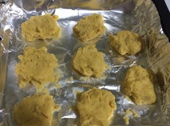 step5: 用湯匙舀起，放在有烘焙紙的烤盤上