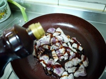 step2: 接著下<span class="group_2">醬汁</span>可以事先把所有<span class="group_2">醬汁</span>調好在碗裡再倒入