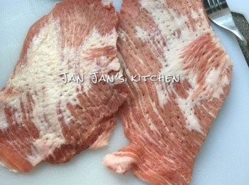 step2: 豬頸肉义刺些少孔方便入味，加醃料醃4小時或過夜。