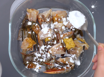 step1: 薑切片蔥切段備用，蟹件平均撲上生粉