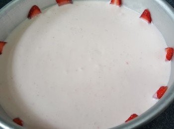 step10: 倒入蛋糕模中內，震幾下，移入雪櫃冷藏1小時至凝固；