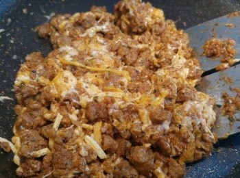 step5: 牛肉和醬汁炒勻後加入芝士,芝士炒到軟化,即代表免冶牛肉醬已完成。