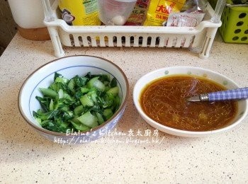 step14: 另一份汁料加入少許生抽 , 老抽 , 糖 , 麻油拌勻備用