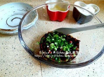 step7: 炒至有香味後熄火放入碗內 , 再加入蔥粒拌勻後放入另一碟內