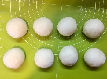 step7: 將<span class="group_1">麵包</span>粉團排氣，分成8份。