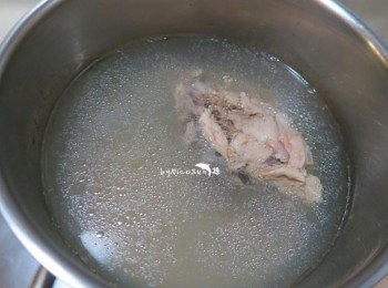 step3: 雞骨高湯(豬骨也行)