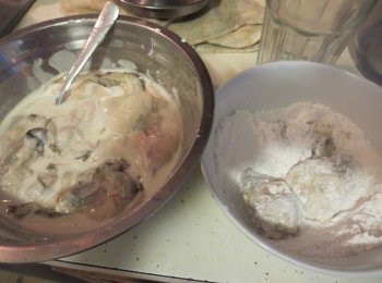 step2: 生蠔先沾上粟粉(份量以外的)，稍微抖一抖以除去多余的粉，然后沾上面糊，再沾上干淀粉