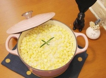 step4: 金黃剔透的「玉米炊飯」開蓋那瞬間真是香噴噴呀，色澤明亮有食指大動的感覺。