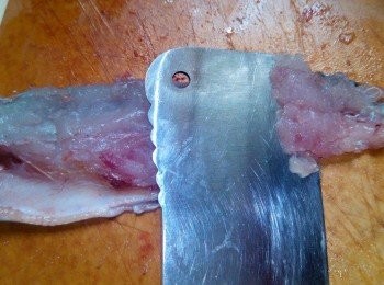 step1: 先把鮫魚用刀尖起肉，小心將黏著骨、翅及皮的鮫魚肉全都刮起。
