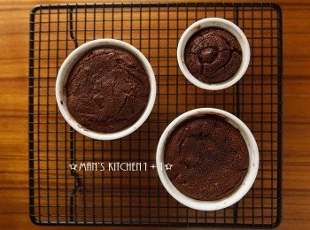 step5: 烤好後，將巧克力蛋糕取出放冷約2分鐘後就可以盛盤了。