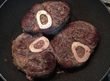 step3: 鍋燒熱，放入少許橄欖油，將牛膝兩面煎上色。
註：如用牛腩則不需先煎過。