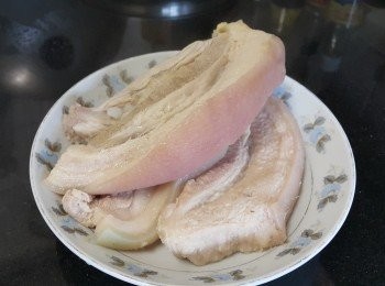 step5: 煲好湯後，將腩肉取出放涼備用，預做另一餸菜