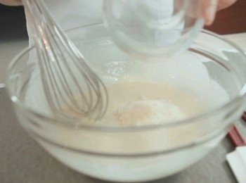 step3: 加入蒜粉及芝士粉，再拌勻。