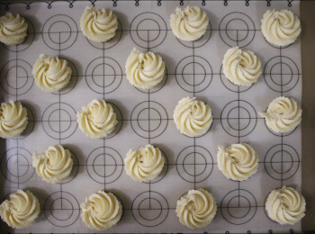 step8: 在鋪了玻璃纖維墊或者牛油紙的烤盤上擠出大小均等的圓圈，送入冰箱冷藏備用。