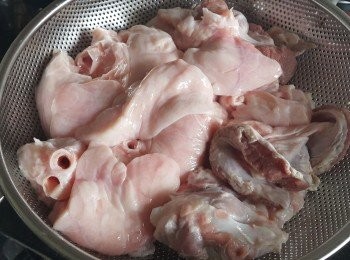 step1: 豬肺，可要求豬肉檔幫忙清洗，但回家後都自己再清洗多次，直至洗到豬肺粉白