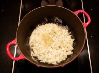 step5: 將洋蔥丁及蒜末一併下鍋拌炒。