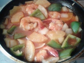 step6: 加菠蘿及蝦，再用約2茶匙太白粉/粟粉加2湯匙水打茨即成！