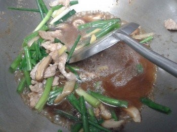 step4: 熱鍋下油，炒豬肉，冬菇，薑絲及蔥段，然後下所有調味料拌勻，煮沸醬汁