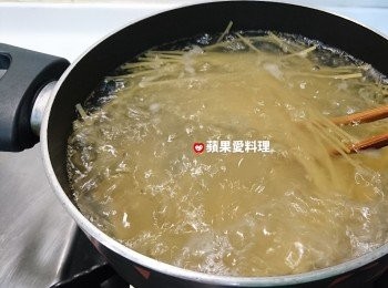 step1: 取出小湯鍋，放入水，水滾後，加鹽，放入義大利麵，將麵燙到約8分熟（沒有大深鍋沒關係，用小湯鍋燙麵一樣很ok，因為麵變軟會自己慢慢下沉哦。若想讓麵加速沉下去，可在麵變軟時，用筷子將麵輕輕撥入水裡）。