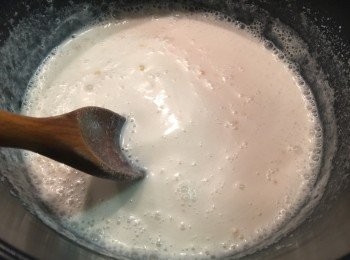 step4: 然後放入煮溶的椰汁糖水中，中小火將魚膠再煮溶。