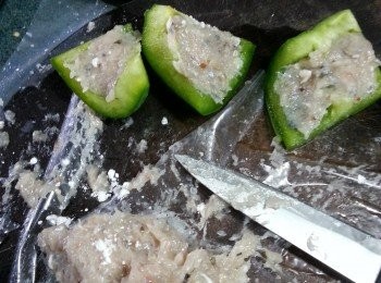 step3: 青椒切角型,釀入鯪魚肉