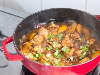 step10: 最後打開蓋子，試味，味道調較好後關火，加入已切碎的羅勒炒勻即可上碟