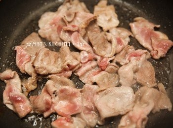 step1: 起油鍋，先將豬肉片下鍋炒至半熟後起鍋備用。