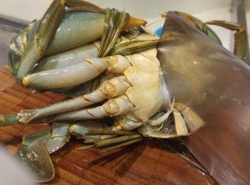 step2: 蟹洗乾淨表面再反轉隻蟹, 在蟹中間斬一切蟹可以即時死亡。