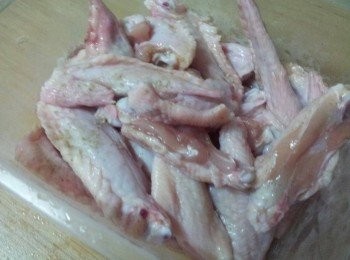 step3: 把切好的雞翅放到保鮮盒中 , 再將所有調味料加入拌勻 , 蓋好放入冰箱醃一晚