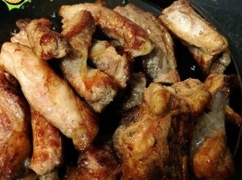 step3: 將肉類夾起 (我自己放係煲蓋, 咁一陣D肉汁都唔會晒左可以倒返入煲到)