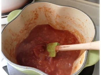 step3: 再多煮10分鐘，直至蕃茄醬到喜歡的稠度便可熄火。從蕃茄醬中取出香草。備用。