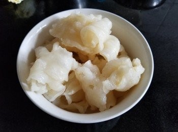 step3: 花膠，已早一晚浸泡好，用薑片，黃酒，糖，雞粉出水備用