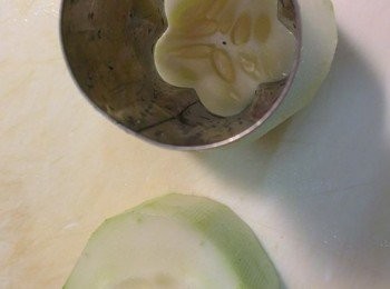 step2: 用鋼模或刀子去除中間的籽籽，就會變成裸空狀態