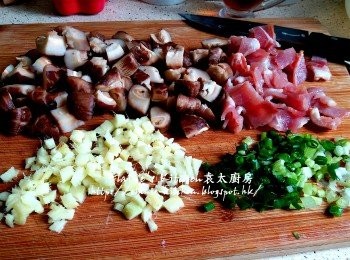step3: 冬菇切粒 , 煙肉切細片 , 薑去皮切粒 , 蔥切粒 , 啡/白蘑菇切粒